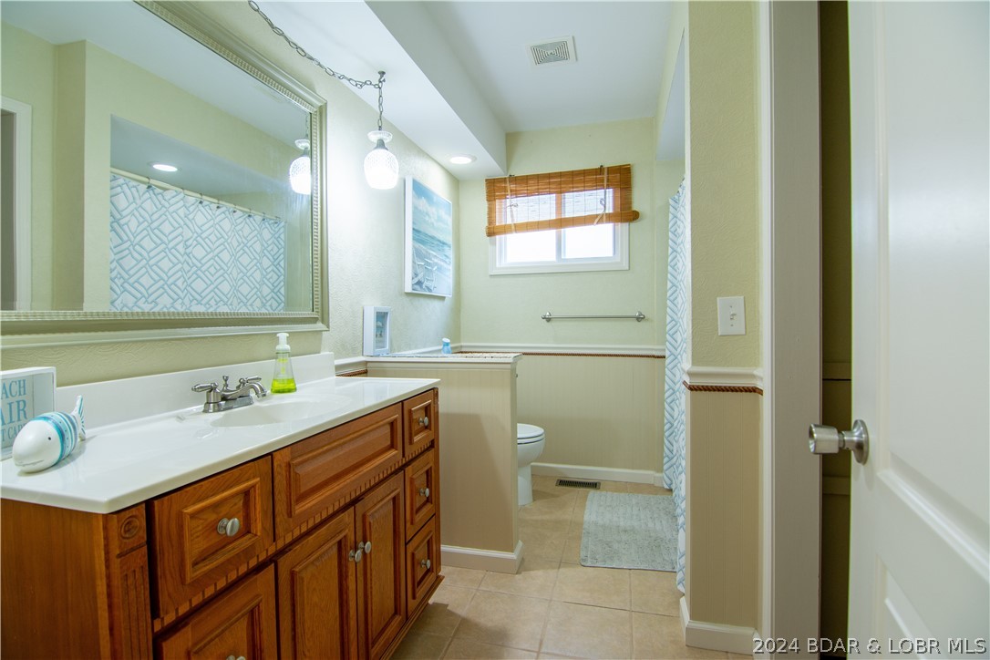 Sunrise Beach, Missouri 65079, United States, 3 Bedrooms Bedrooms, ,3 BathroomsBathrooms,Residential,Contingent,54009