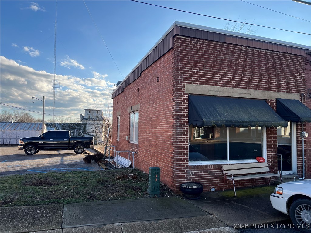 Main image without alt text