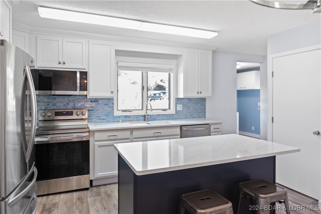 Sunrise Beach, Missouri 65079, United States, 3 Bedrooms Bedrooms, ,2 BathroomsBathrooms,Residential,Contingent,45928