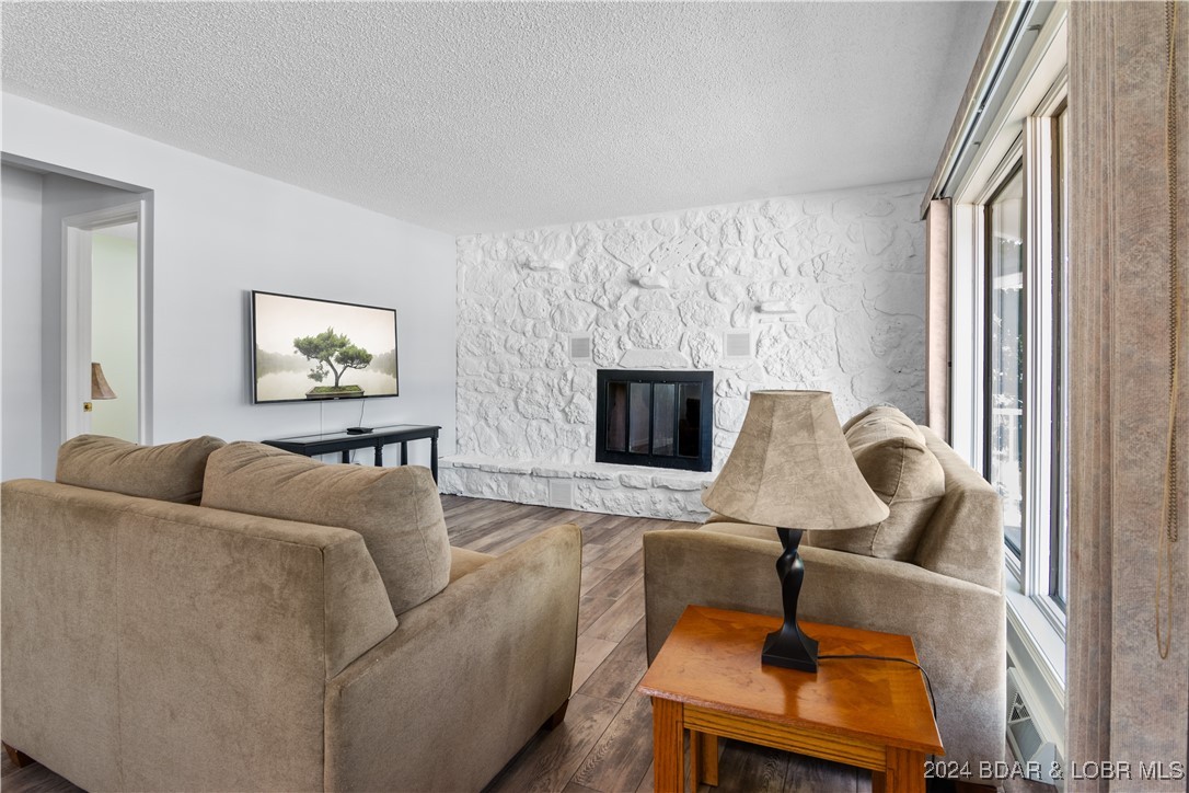 Sunrise Beach, Missouri 65079, United States, 3 Bedrooms Bedrooms, ,2 BathroomsBathrooms,Residential,Contingent,45928