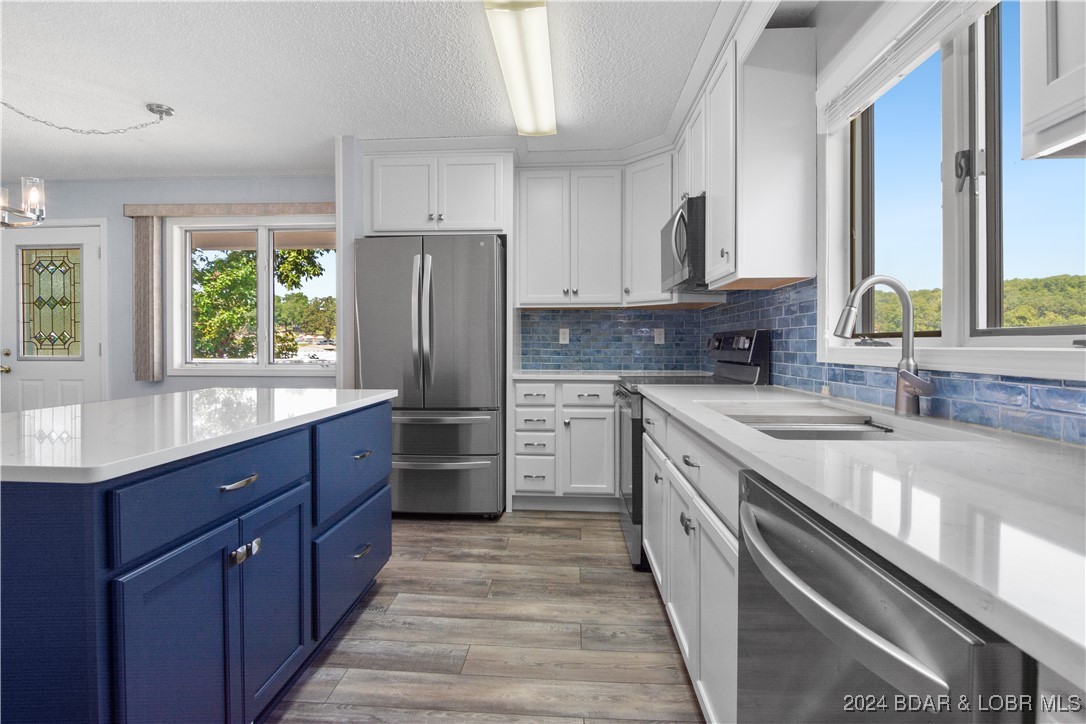 Sunrise Beach, Missouri 65079, United States, 3 Bedrooms Bedrooms, ,2 BathroomsBathrooms,Residential,Contingent,45928