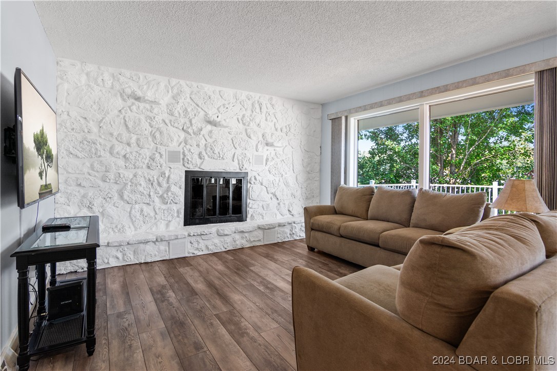 Sunrise Beach, Missouri 65079, United States, 3 Bedrooms Bedrooms, ,2 BathroomsBathrooms,Residential,Contingent,45928