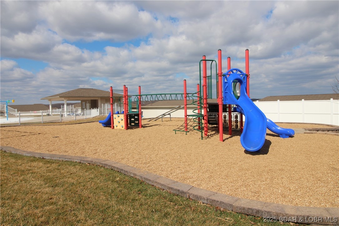 Osage Beach, Missouri 65065, United States, 3 Bedrooms Bedrooms, ,2 BathroomsBathrooms,Residential,Active,18358