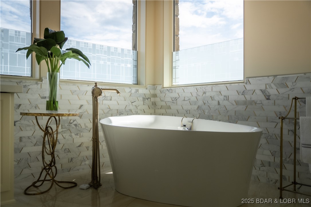 Lake Ozark, Missouri 65049, United States, 5 Bedrooms Bedrooms, ,6 BathroomsBathrooms,Residential,Active,220503