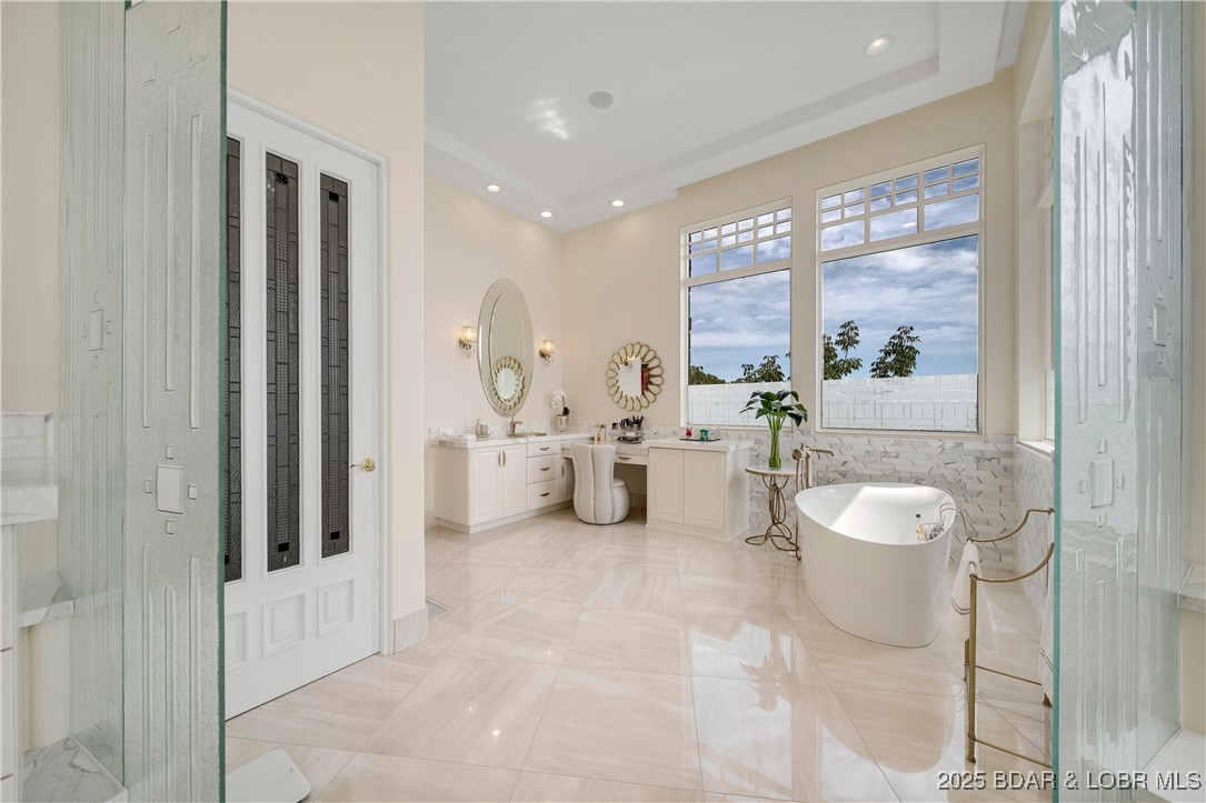 Lake Ozark, Missouri 65049, United States, 5 Bedrooms Bedrooms, ,6 BathroomsBathrooms,Residential,Active,220503