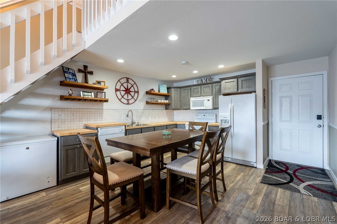 Pelican Bay Condominium - Residential