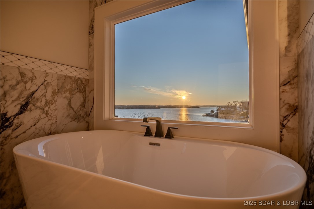 Los Breezes - Residential