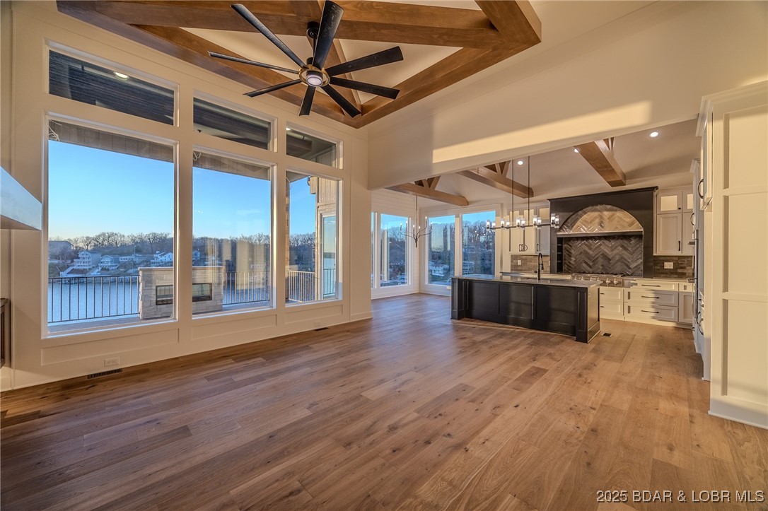 Los Breezes - Residential