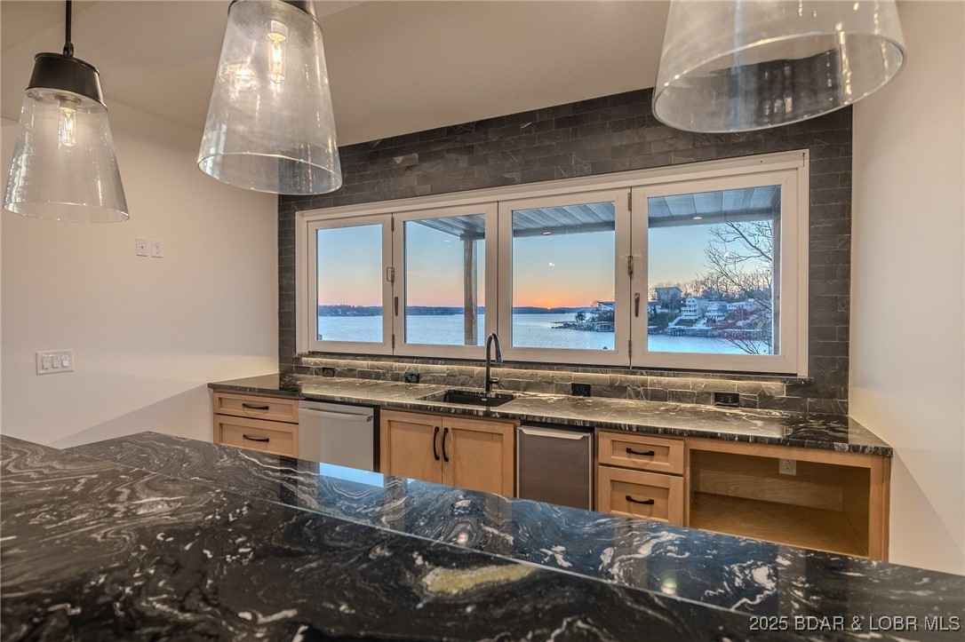 Los Breezes - Residential