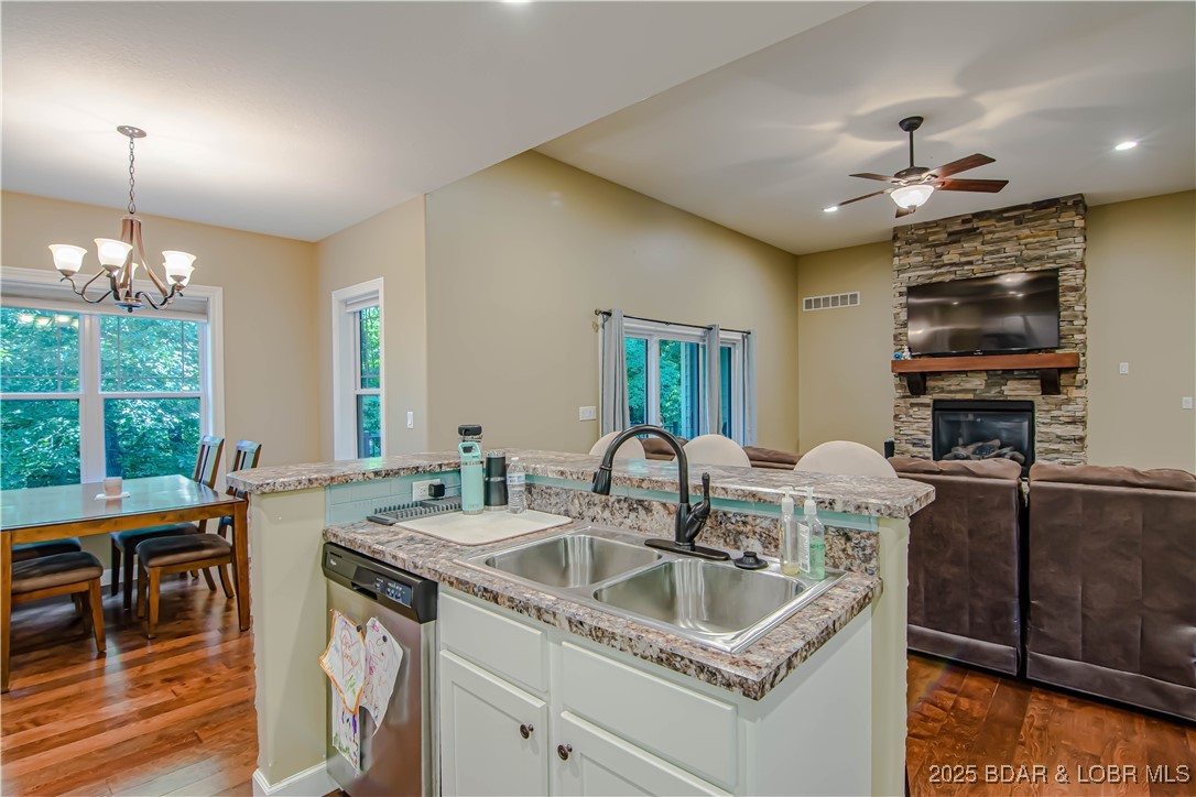 Camdenton, Missouri 65202, United States, 4 Bedrooms Bedrooms, ,3 BathroomsBathrooms,Residential,Active,180518