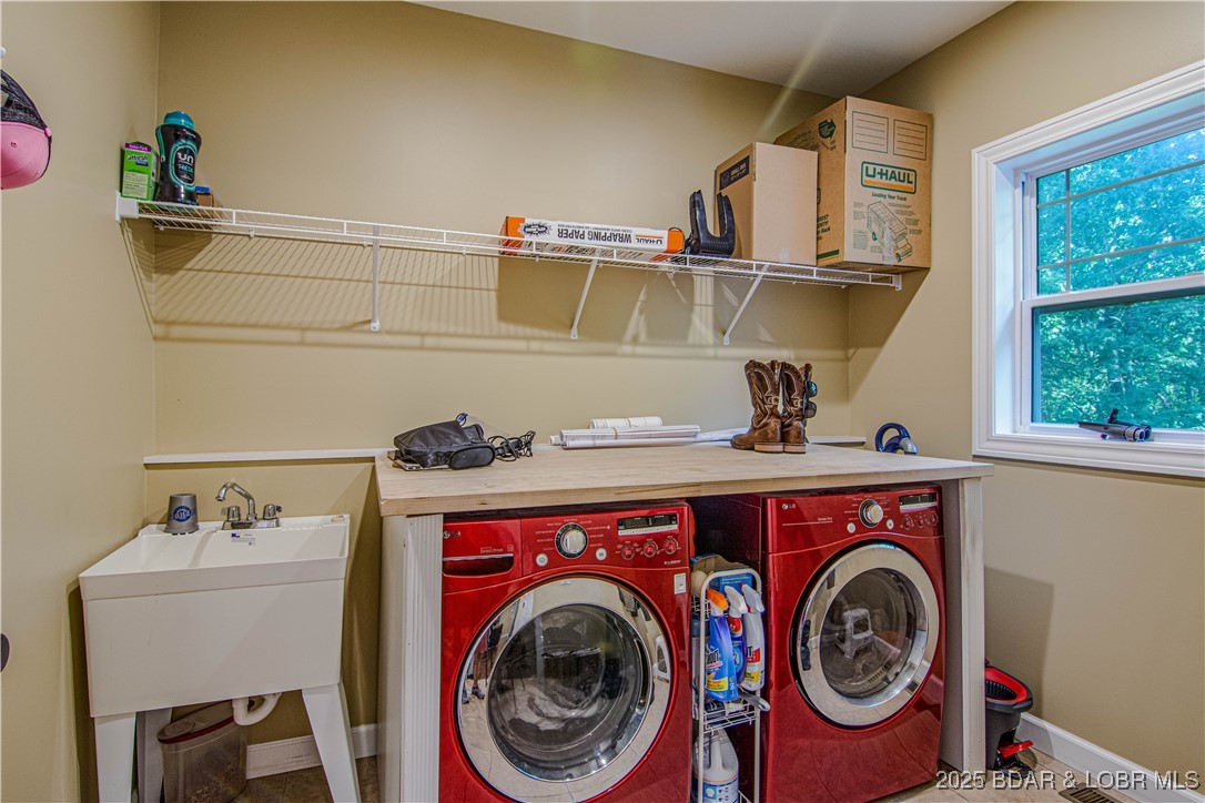 Camdenton, Missouri 65202, United States, 4 Bedrooms Bedrooms, ,3 BathroomsBathrooms,Residential,Active,180518