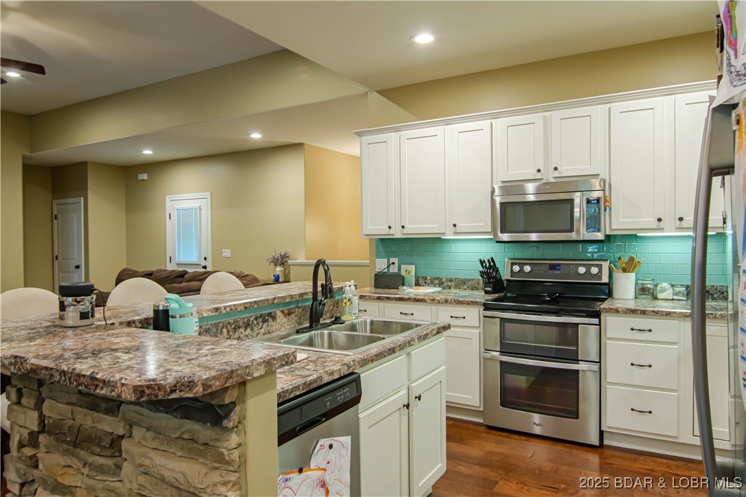 Camdenton, Missouri 65202, United States, 4 Bedrooms Bedrooms, ,3 BathroomsBathrooms,Residential,Active,180518