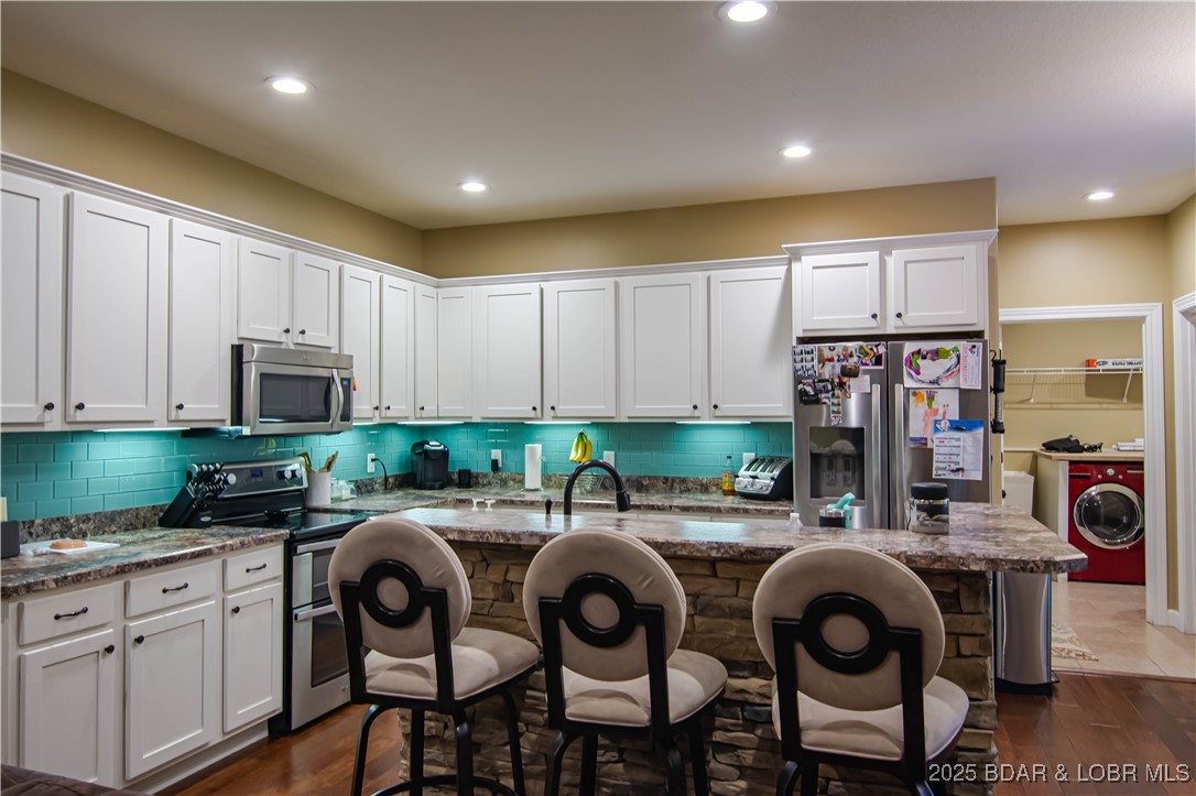 Camdenton, Missouri 65202, United States, 4 Bedrooms Bedrooms, ,3 BathroomsBathrooms,Residential,Active,180518