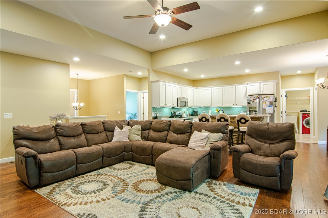 Camdenton, Missouri 65202, United States, 4 Bedrooms Bedrooms, ,3 BathroomsBathrooms,Residential,Active,180518