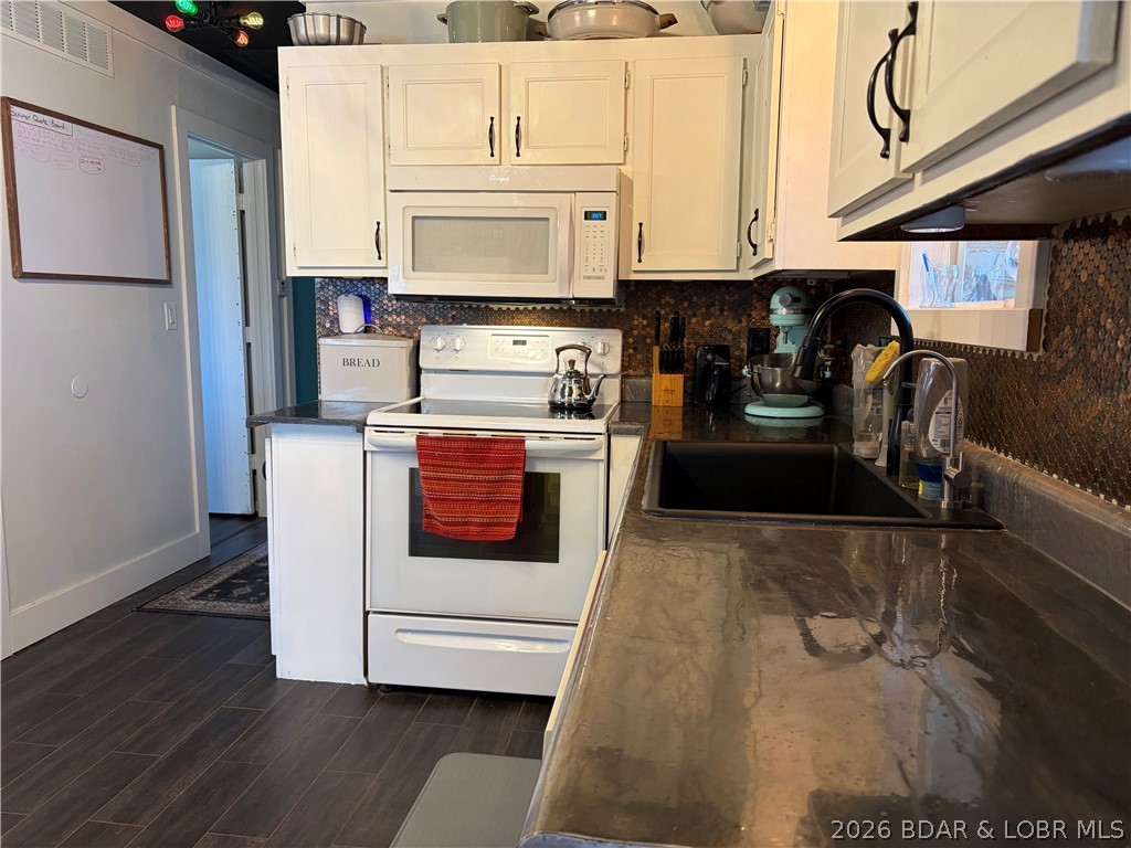 Malibu Manor - Residential