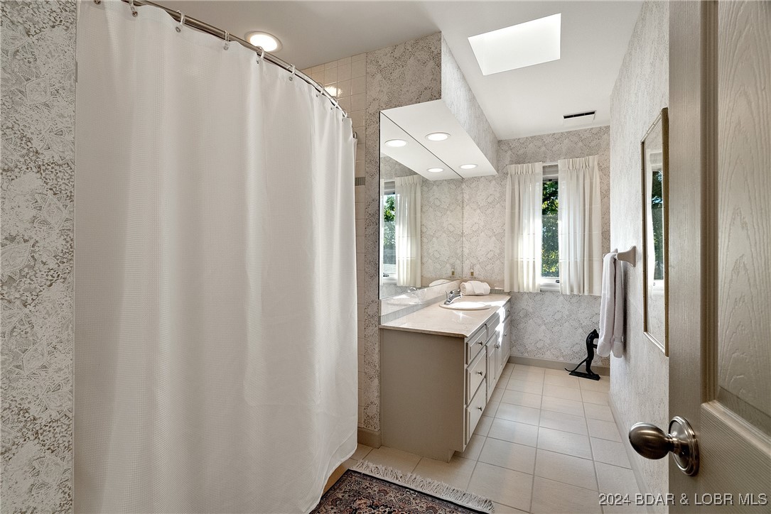 Four Seasons, Missouri 65049, United States, 7 Bedrooms Bedrooms, ,6 BathroomsBathrooms,Residential,Active,24520