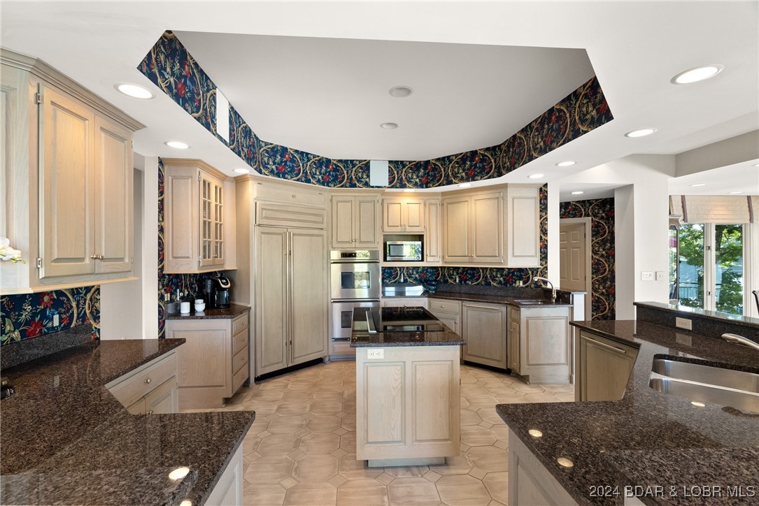 Four Seasons, Missouri 65049, United States, 7 Bedrooms Bedrooms, ,6 BathroomsBathrooms,Residential,Active,24520