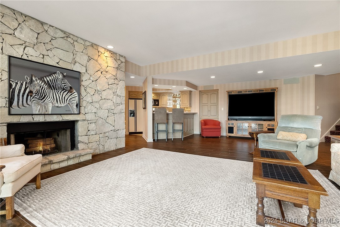 Four Seasons, Missouri 65049, United States, 7 Bedrooms Bedrooms, ,6 BathroomsBathrooms,Residential,Active,24520