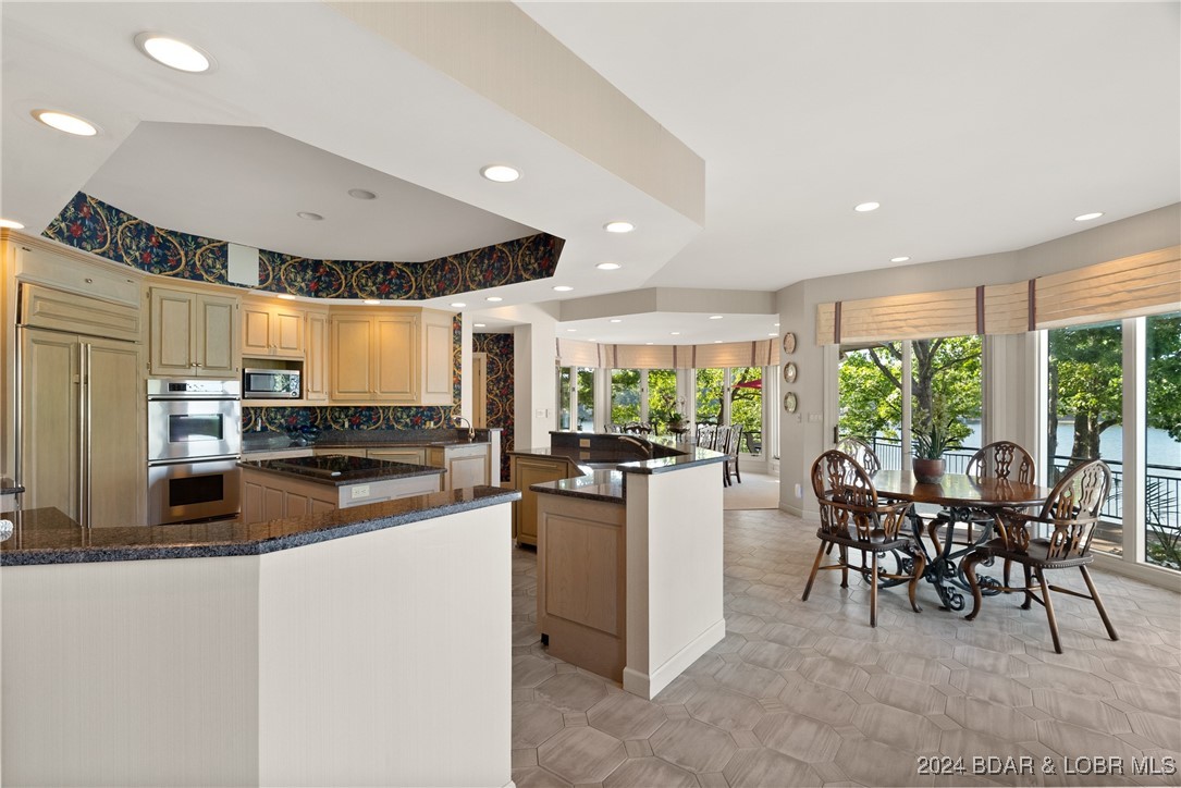 Four Seasons, Missouri 65049, United States, 7 Bedrooms Bedrooms, ,6 BathroomsBathrooms,Residential,Active,24520