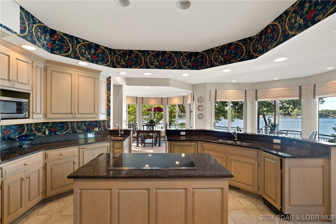 Four Seasons, Missouri 65049, United States, 7 Bedrooms Bedrooms, ,6 BathroomsBathrooms,Residential,Active,24520