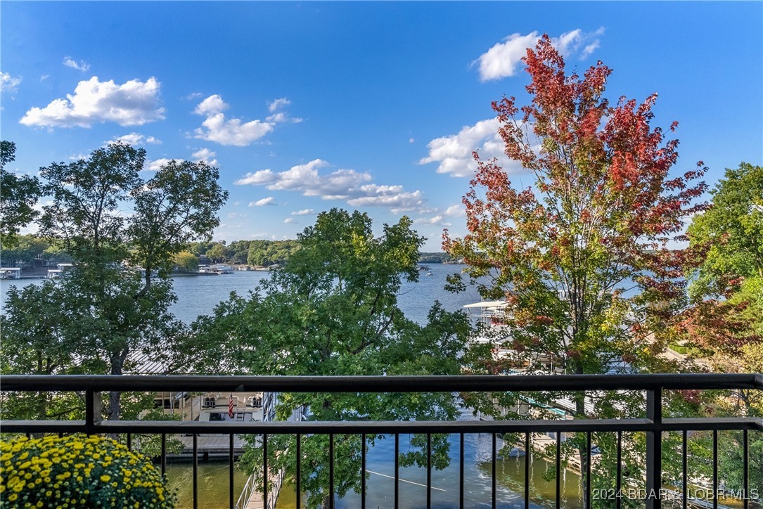 Four Seasons, Missouri 65049, United States, 7 Bedrooms Bedrooms, ,6 BathroomsBathrooms,Residential,Active,24520