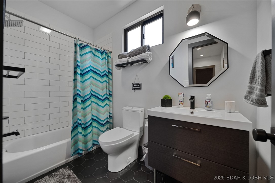 Four Seasons, Missouri 65049, United States, 5 Bedrooms Bedrooms, ,4 BathroomsBathrooms,Residential,Active,150800