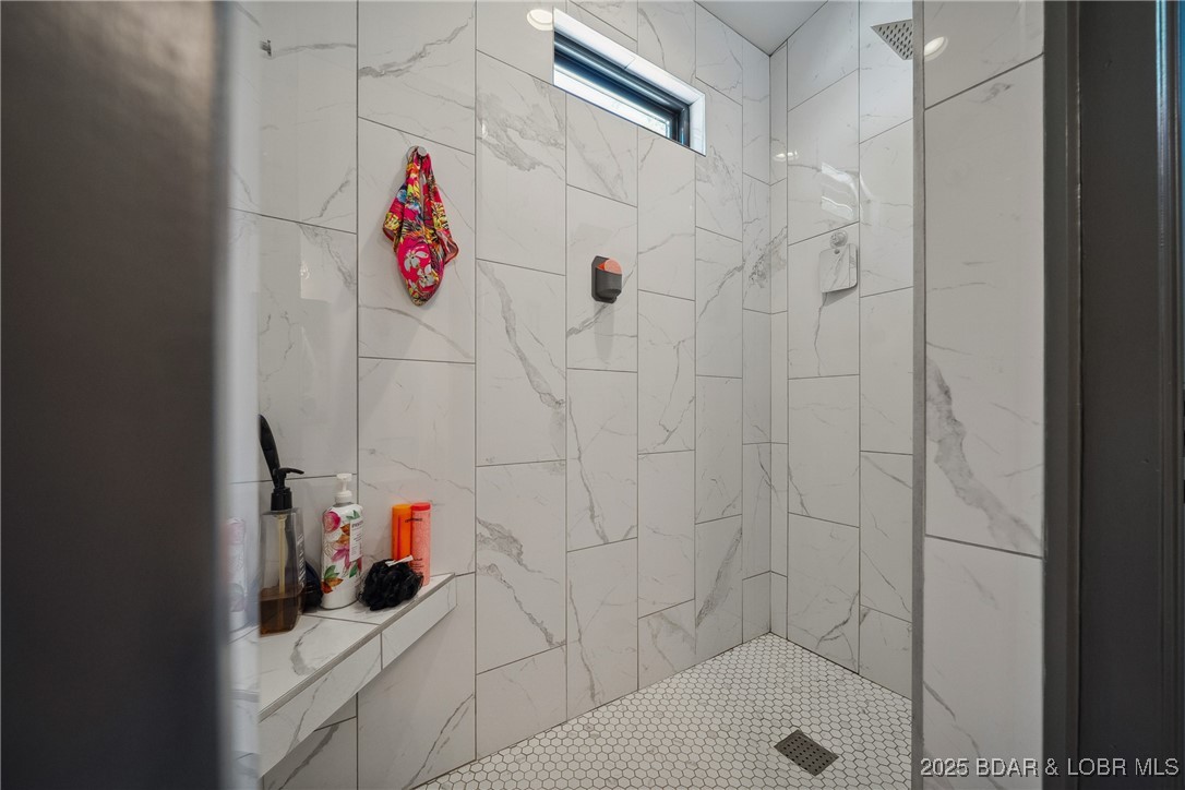 Four Seasons, Missouri 65049, United States, 5 Bedrooms Bedrooms, ,4 BathroomsBathrooms,Residential,Active,150800