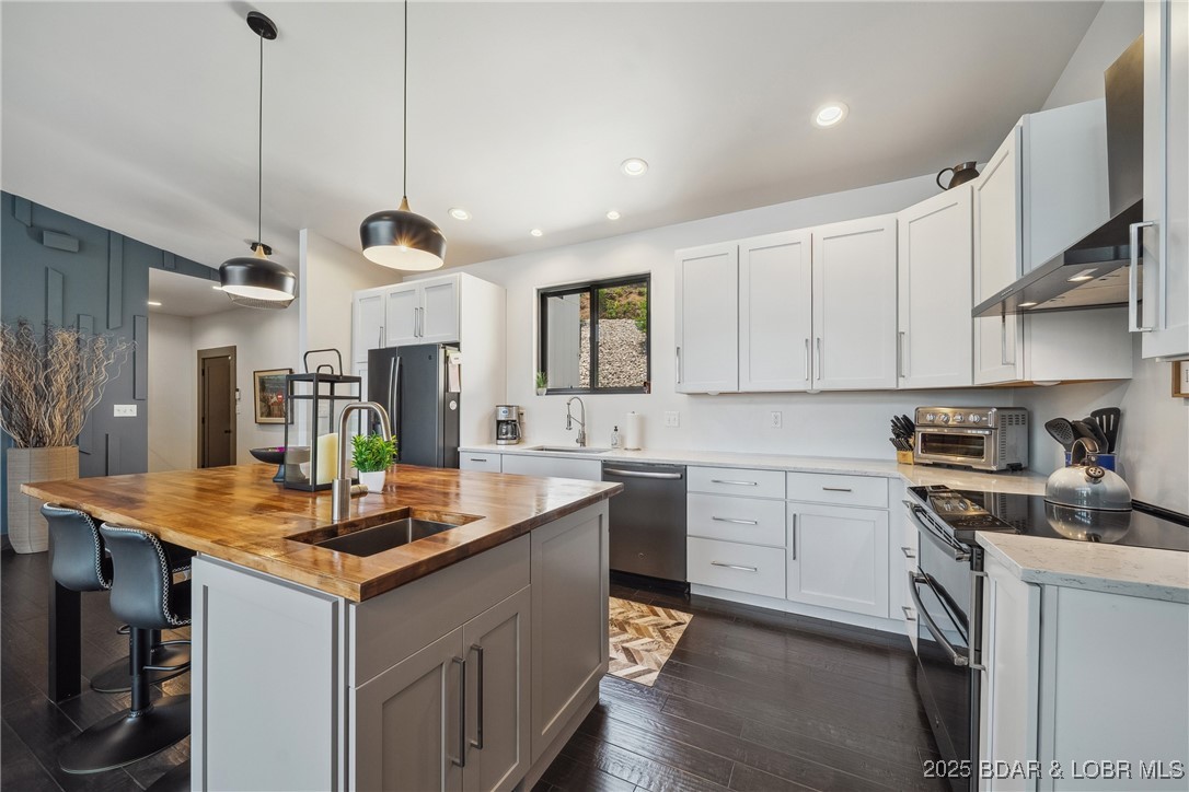 Four Seasons, Missouri 65049, United States, 5 Bedrooms Bedrooms, ,4 BathroomsBathrooms,Residential,Active,150800