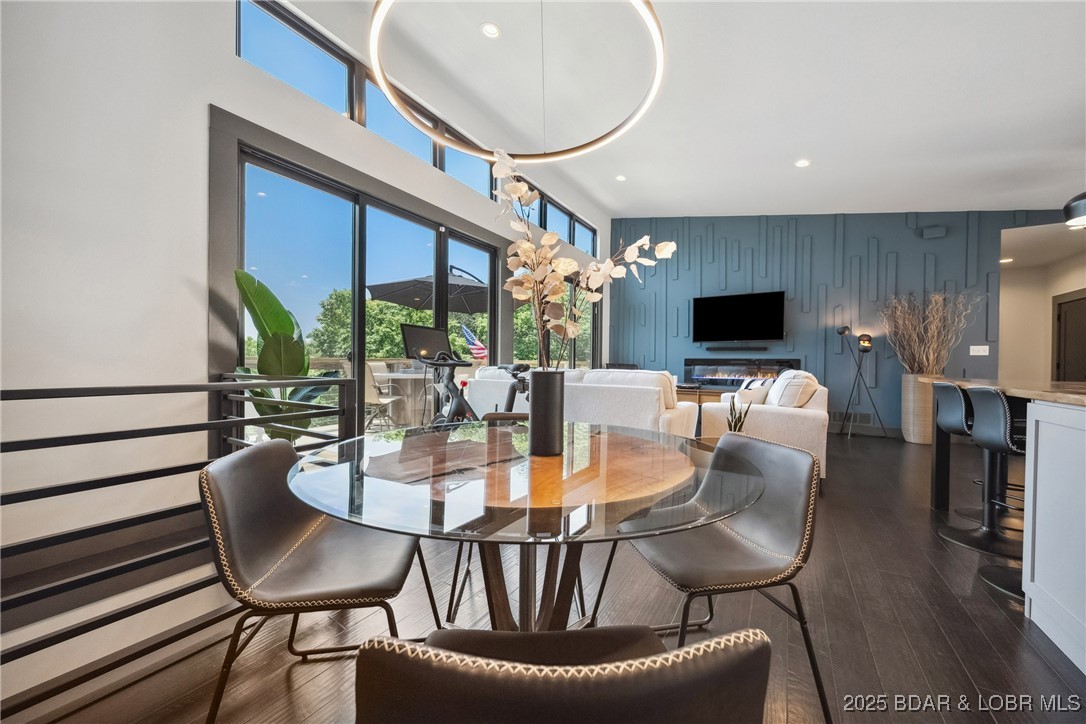 Four Seasons, Missouri 65049, United States, 5 Bedrooms Bedrooms, ,4 BathroomsBathrooms,Residential,Active,150800