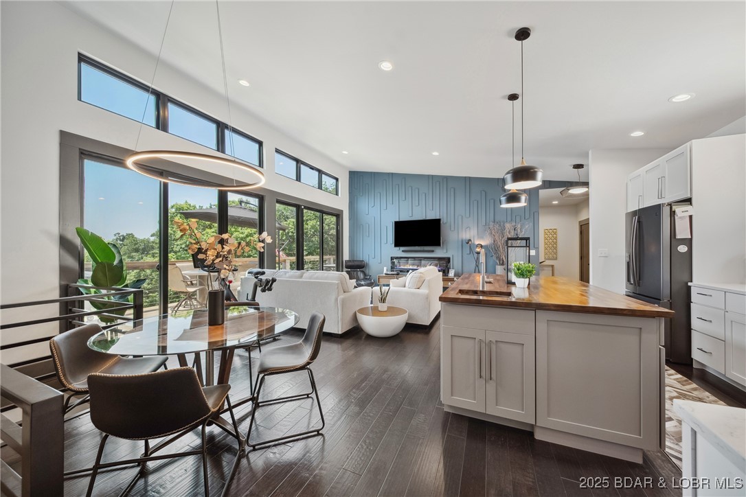 Four Seasons, Missouri 65049, United States, 5 Bedrooms Bedrooms, ,4 BathroomsBathrooms,Residential,Active,150800