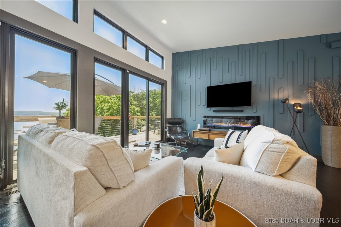 Four Seasons, Missouri 65049, United States, 5 Bedrooms Bedrooms, ,4 BathroomsBathrooms,Residential,Active,150800