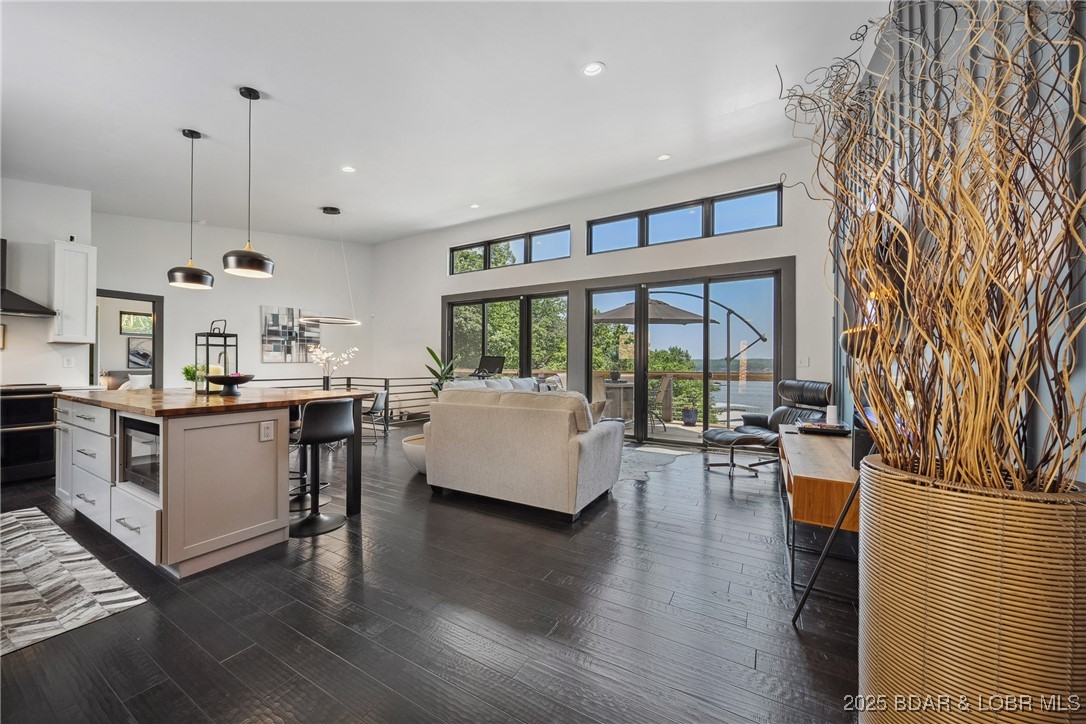 Four Seasons, Missouri 65049, United States, 5 Bedrooms Bedrooms, ,4 BathroomsBathrooms,Residential,Active,150800