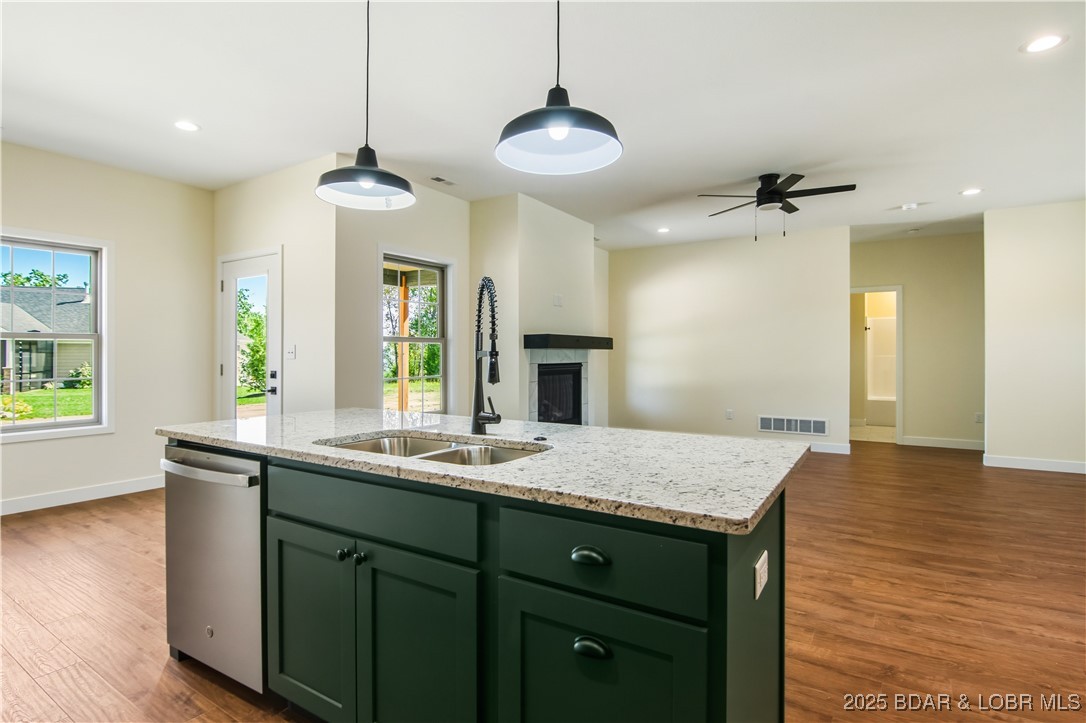 Camdenton, Missouri 65020, United States, 3 Bedrooms Bedrooms, ,2 BathroomsBathrooms,Residential,Active,221327