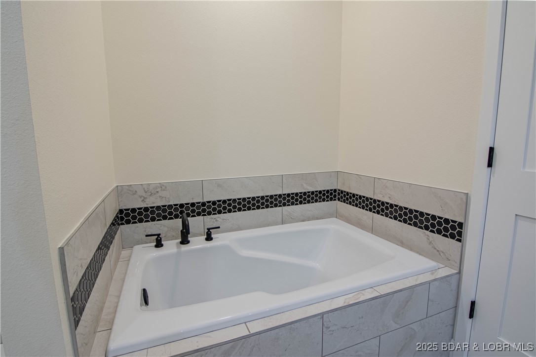 Camdenton, Missouri 65020, United States, 3 Bedrooms Bedrooms, ,2 BathroomsBathrooms,Residential,Active,221327