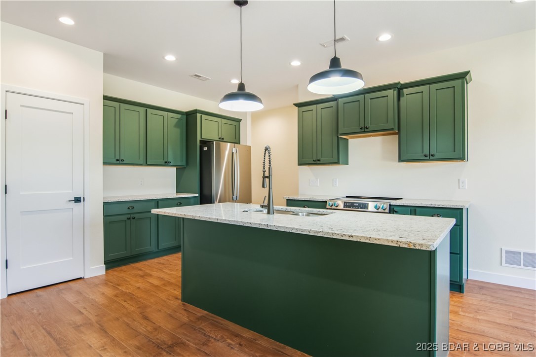 Camdenton, Missouri 65020, United States, 3 Bedrooms Bedrooms, ,2 BathroomsBathrooms,Residential,Active,221327