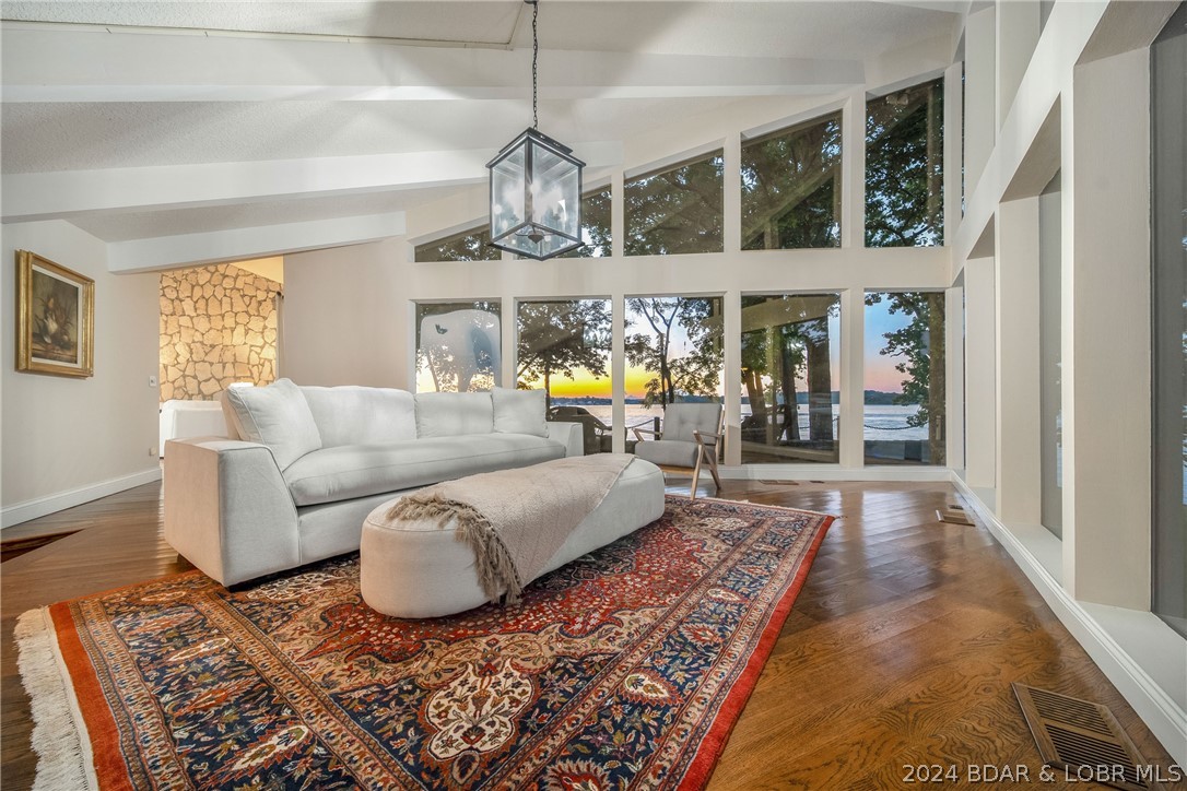 Four Seasons, Missouri 65049, United States, 5 Bedrooms Bedrooms, ,5 BathroomsBathrooms,Residential,Contingent,57178