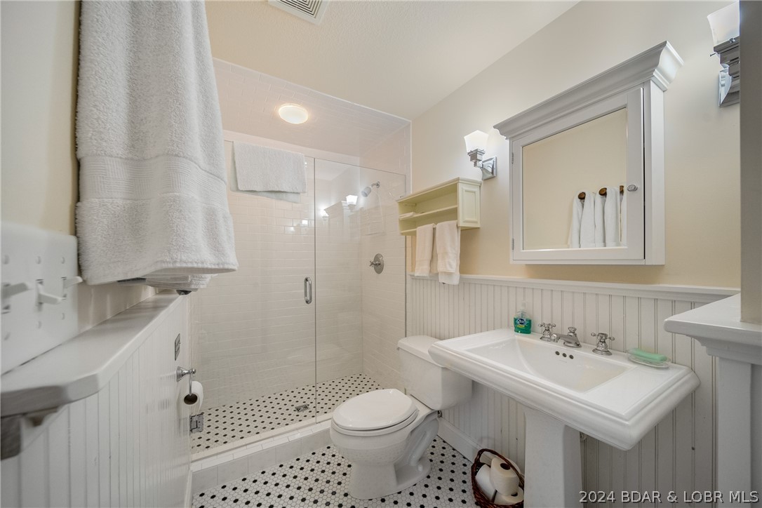 Four Seasons, Missouri 65049, United States, 5 Bedrooms Bedrooms, ,5 BathroomsBathrooms,Residential,Contingent,57178