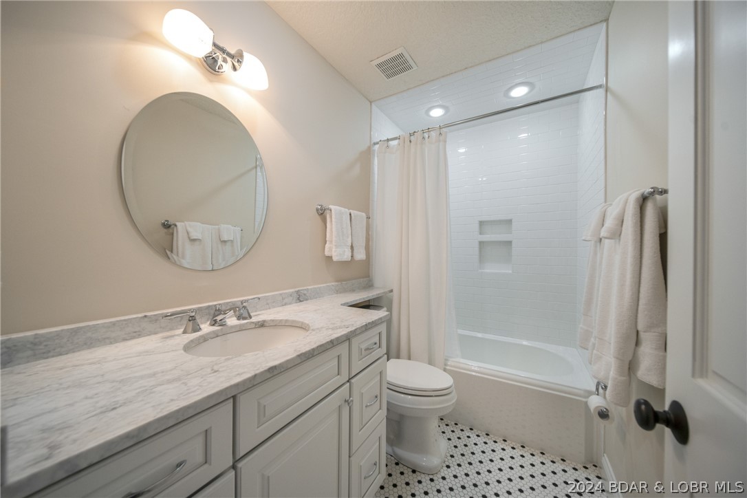 Four Seasons, Missouri 65049, United States, 5 Bedrooms Bedrooms, ,5 BathroomsBathrooms,Residential,Contingent,57178