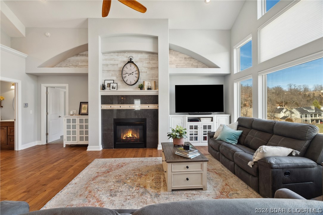 Camdenton, Missouri 65020, United States, 5 Bedrooms Bedrooms, ,6 BathroomsBathrooms,Residential,Contingent,63505