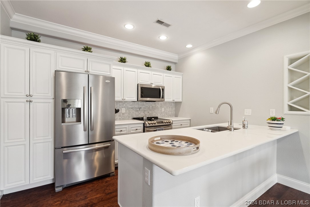 Camdenton, Missouri 65020, United States, 5 Bedrooms Bedrooms, ,6 BathroomsBathrooms,Residential,Contingent,63505