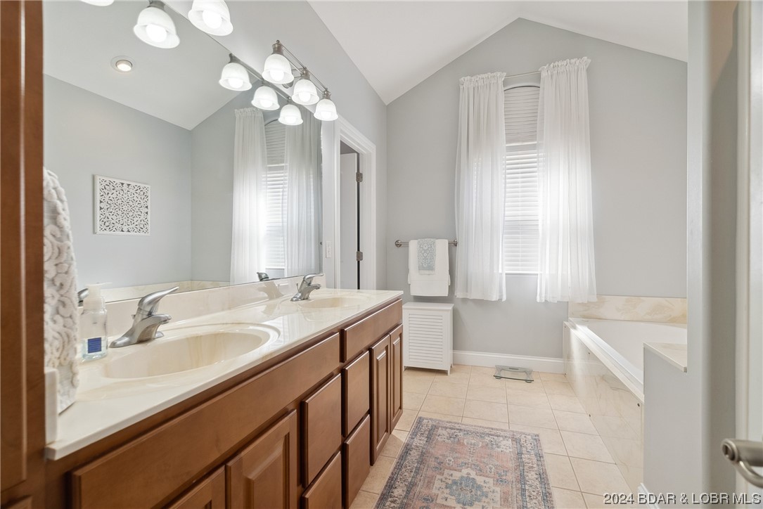 Camdenton, Missouri 65020, United States, 5 Bedrooms Bedrooms, ,6 BathroomsBathrooms,Residential,Contingent,63505