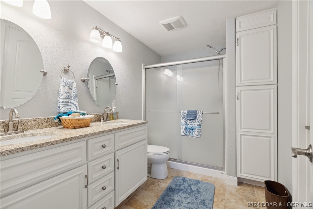 Camdenton, Missouri 65020, United States, 5 Bedrooms Bedrooms, ,6 BathroomsBathrooms,Residential,Contingent,63505