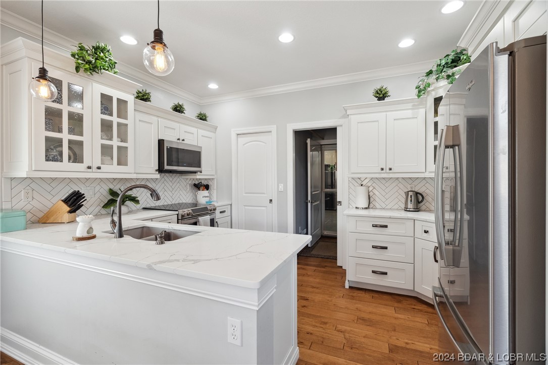 Camdenton, Missouri 65020, United States, 5 Bedrooms Bedrooms, ,6 BathroomsBathrooms,Residential,Contingent,63505