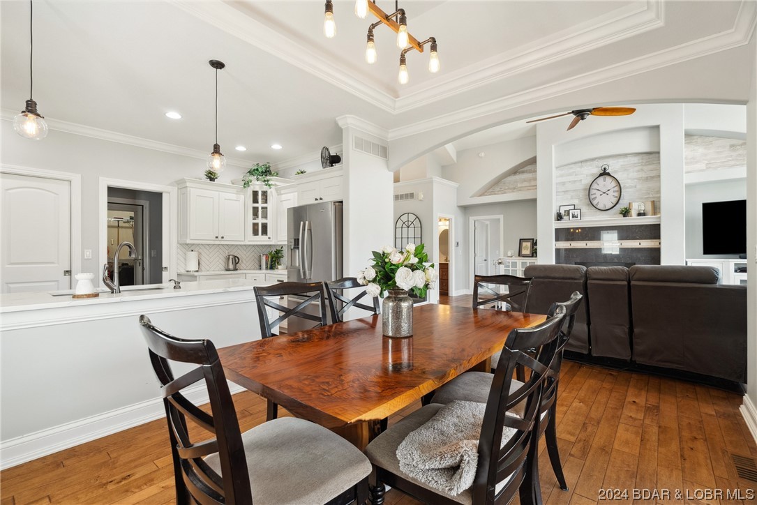 Camdenton, Missouri 65020, United States, 5 Bedrooms Bedrooms, ,6 BathroomsBathrooms,Residential,Contingent,63505