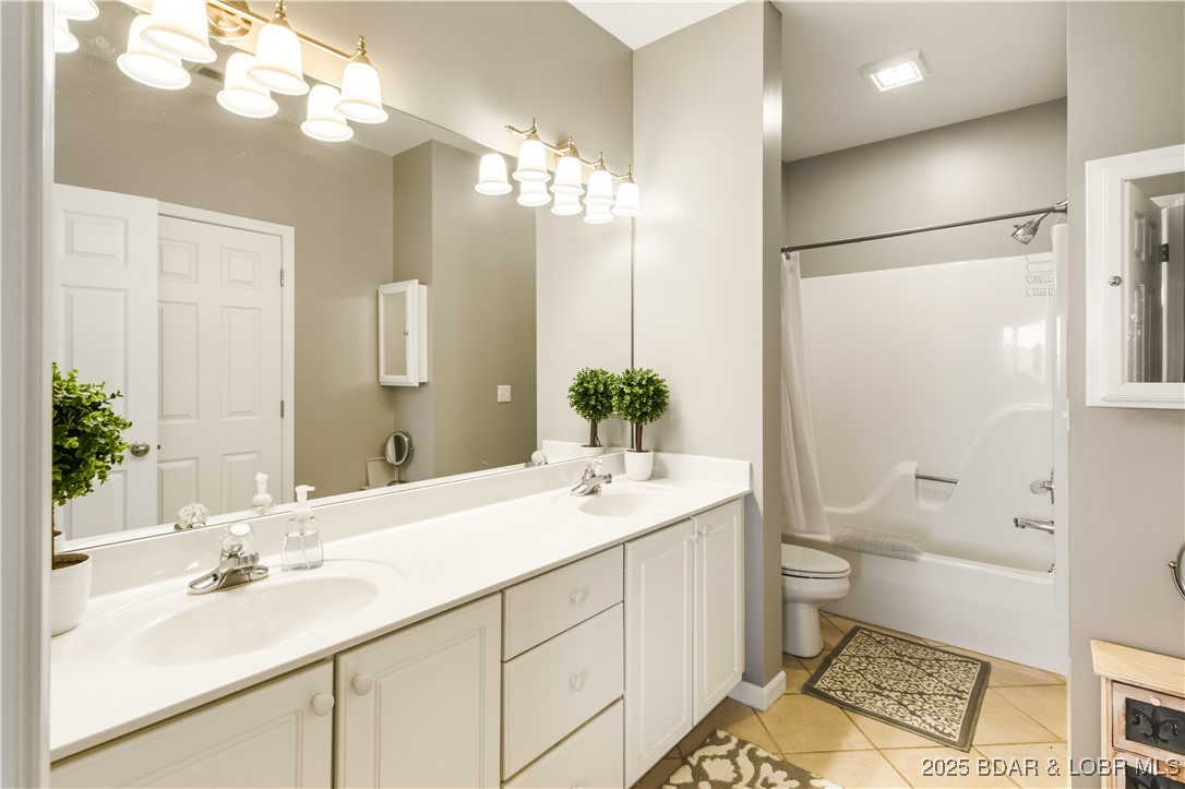 Lake Ozark, Missouri 65049, United States, 3 Bedrooms Bedrooms, ,2 BathroomsBathrooms,Residential,Active,254373