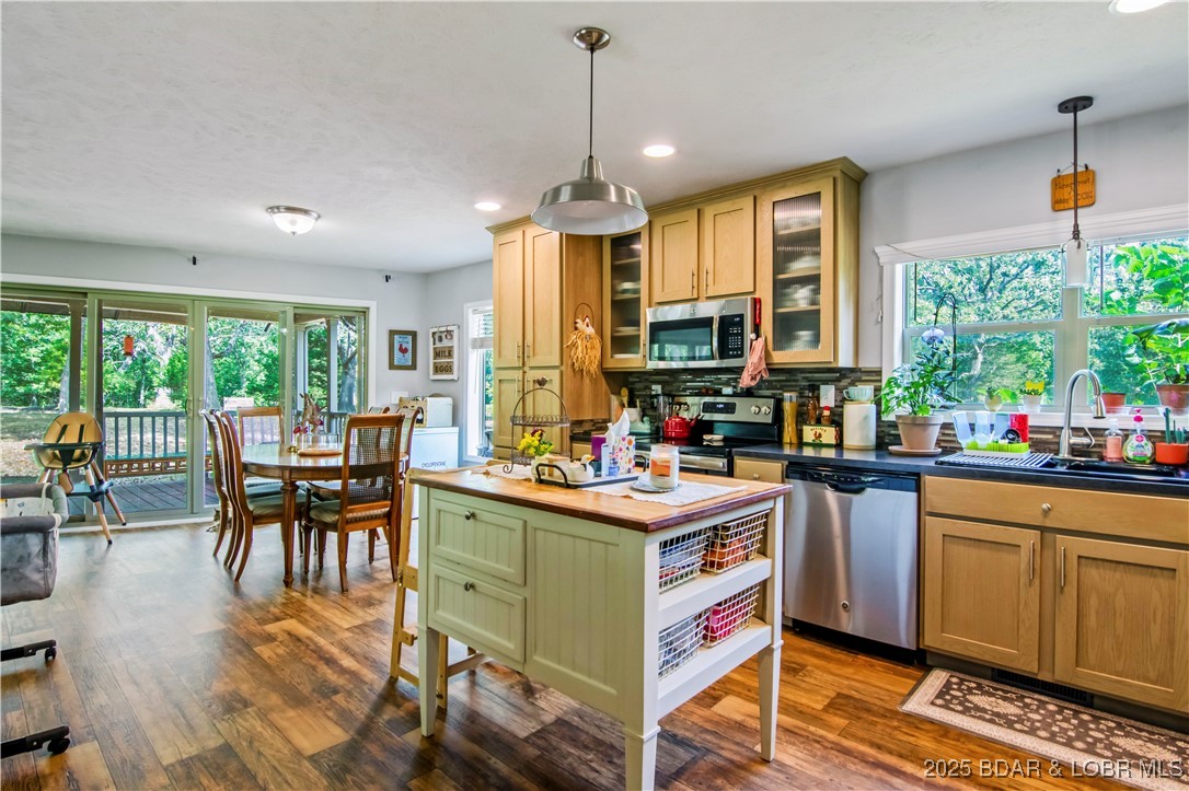 Gravois Mills, Missouri 65037, United States, 3 Bedrooms Bedrooms, ,2 BathroomsBathrooms,Residential,Active,196982