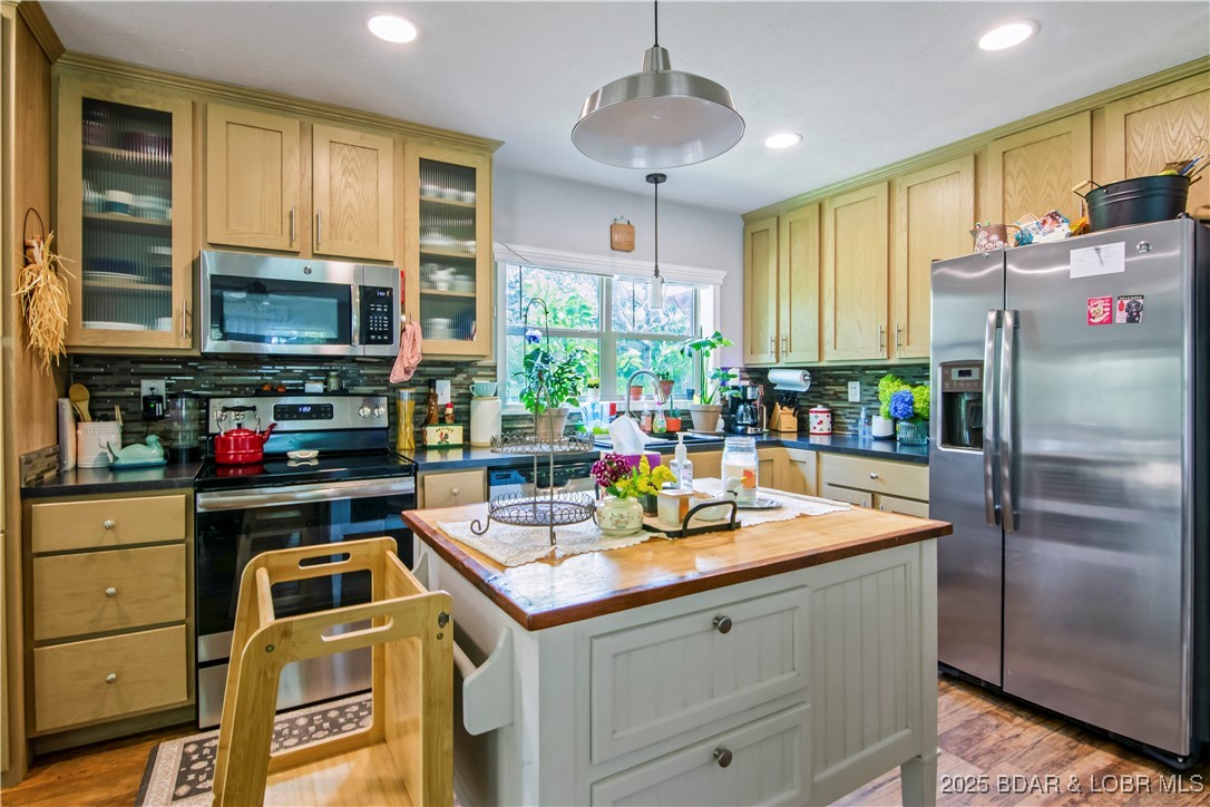 Gravois Mills, Missouri 65037, United States, 3 Bedrooms Bedrooms, ,2 BathroomsBathrooms,Residential,Active,196982