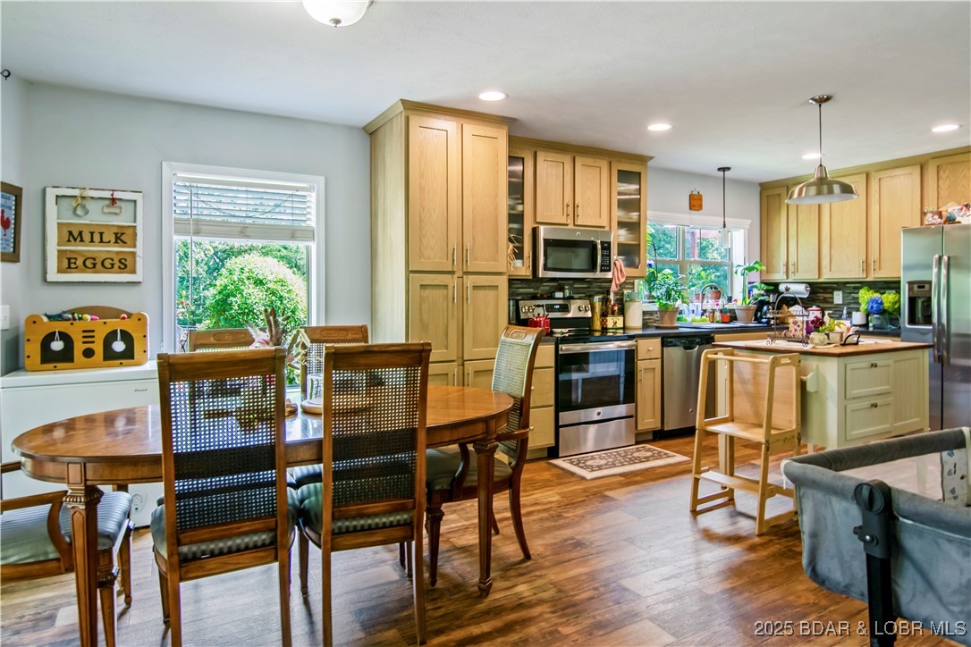 Gravois Mills, Missouri 65037, United States, 3 Bedrooms Bedrooms, ,2 BathroomsBathrooms,Residential,Active,196982