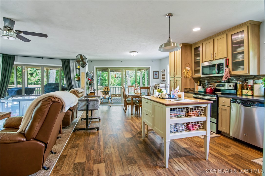 Gravois Mills, Missouri 65037, United States, 3 Bedrooms Bedrooms, ,2 BathroomsBathrooms,Residential,Active,196982