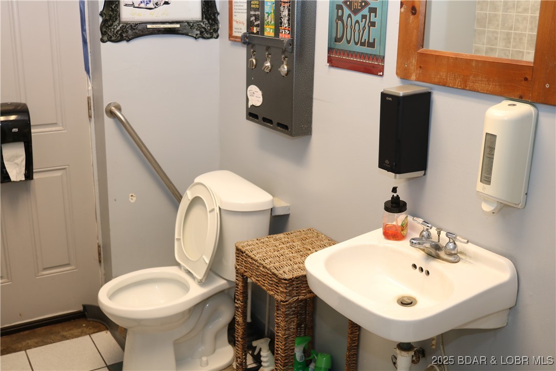 Main image without alt text